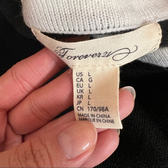 F21 Black & Cream White Color Block Round Neck Acrylic Sweater Size Large - Picture 5 of 8